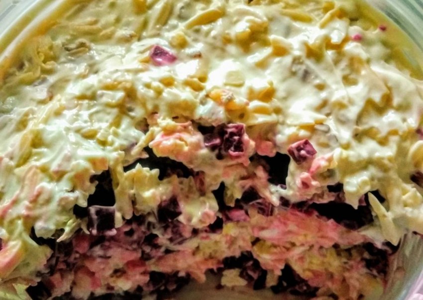 Салат со свеклой и орехами слоеный