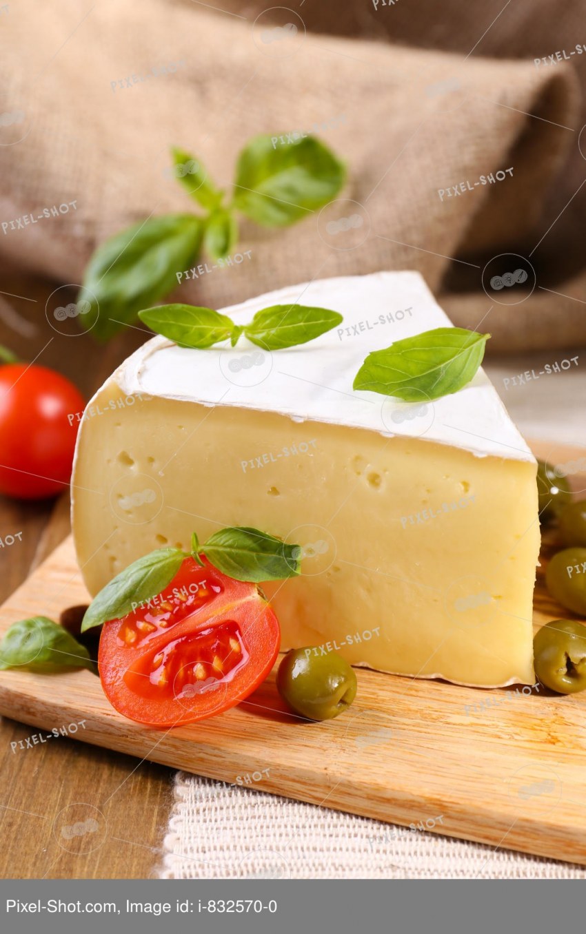 Сыр с оливками и томатами