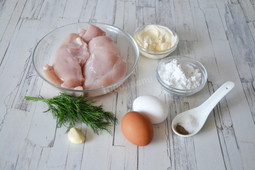 Куриное филе вымыть и нарезать небольшими кусочками