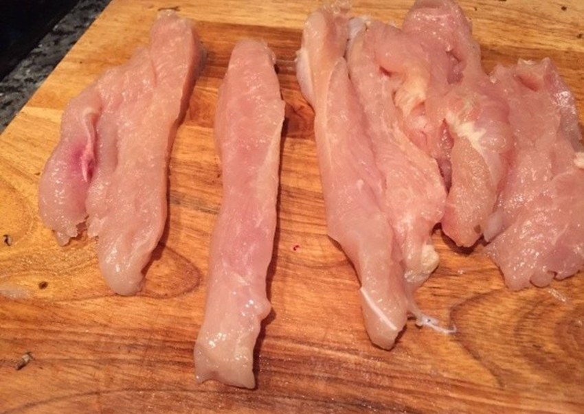 Разрезать курицу на шашлык