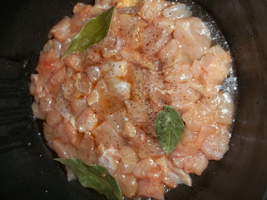 Куриная ножка на тарелке