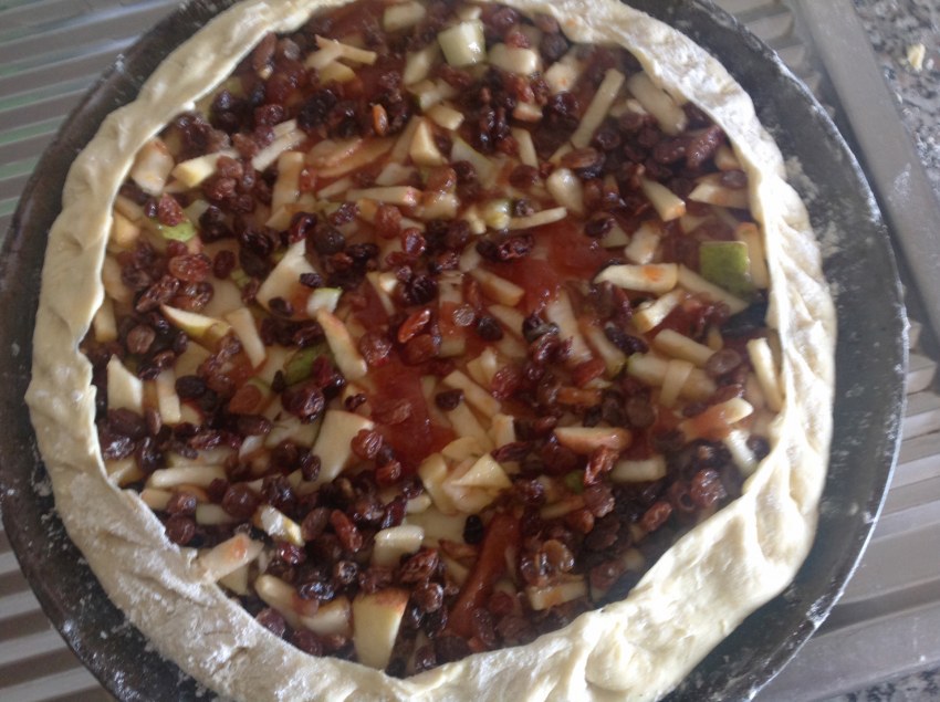 Открытый пирог с яблоками и изюмом