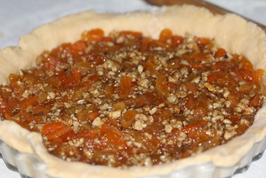 Выпечка с изюмом и курагой