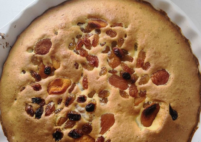 Пирог с изюмом курагой и грецким орехом
