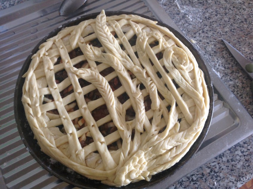 Открытый пирог с яблоками и изюмом