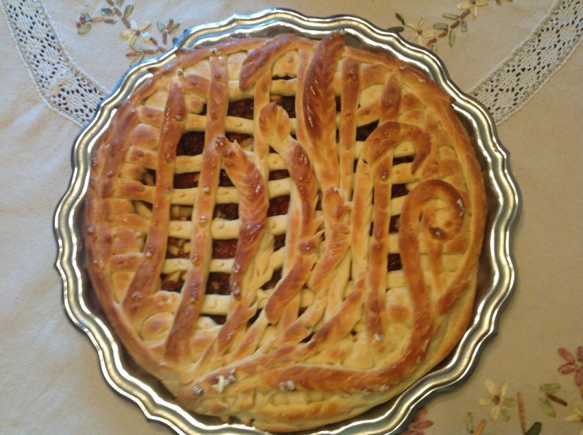 Открытый пирог с яблоками и изюмом