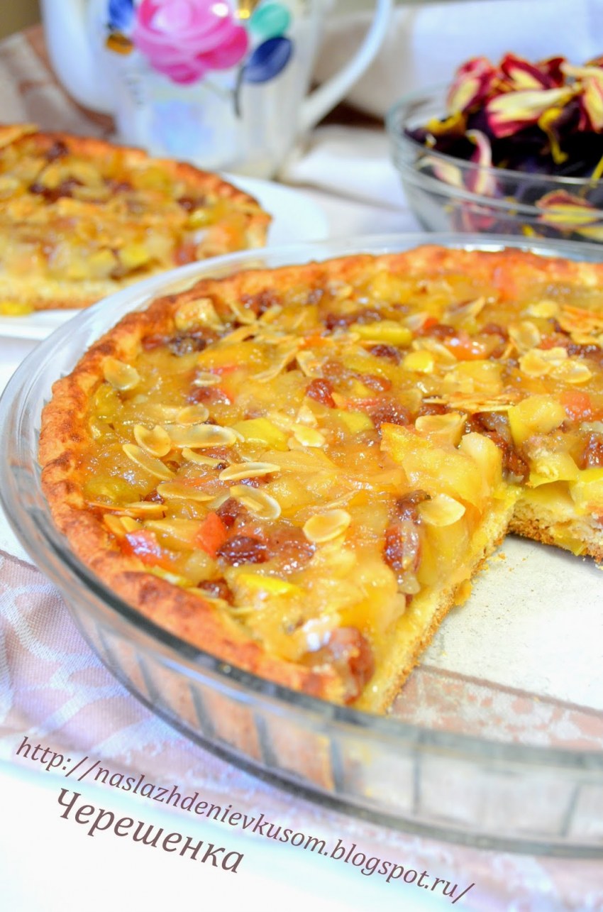 Яблочный пирог с миндалем и изюмом