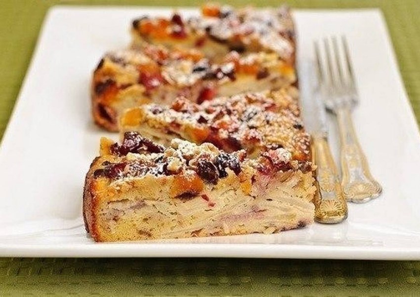 Пирог с яблоками и изюмом
