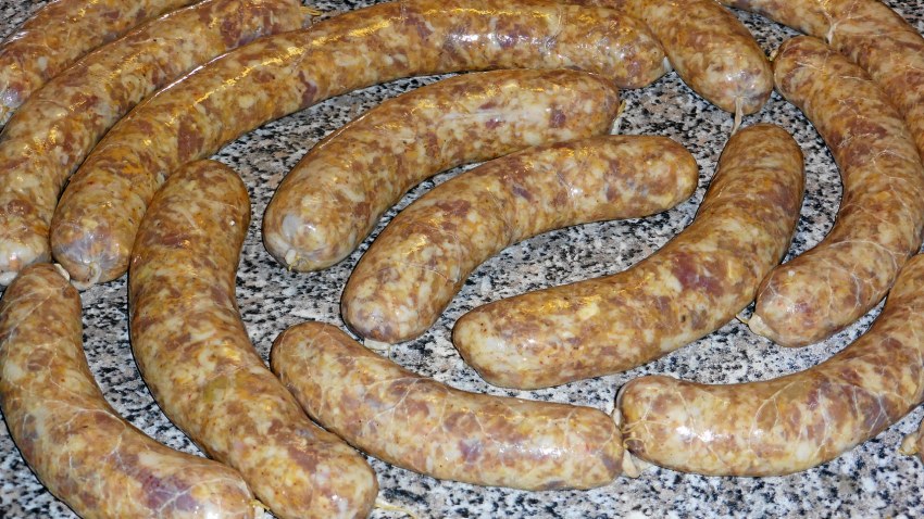 Домашняя колбаса из фарша в кишке