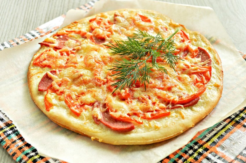 Пицца с колбасой и сыром и помидорами