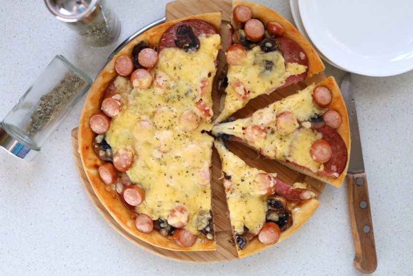 Мини пицца с колбасой