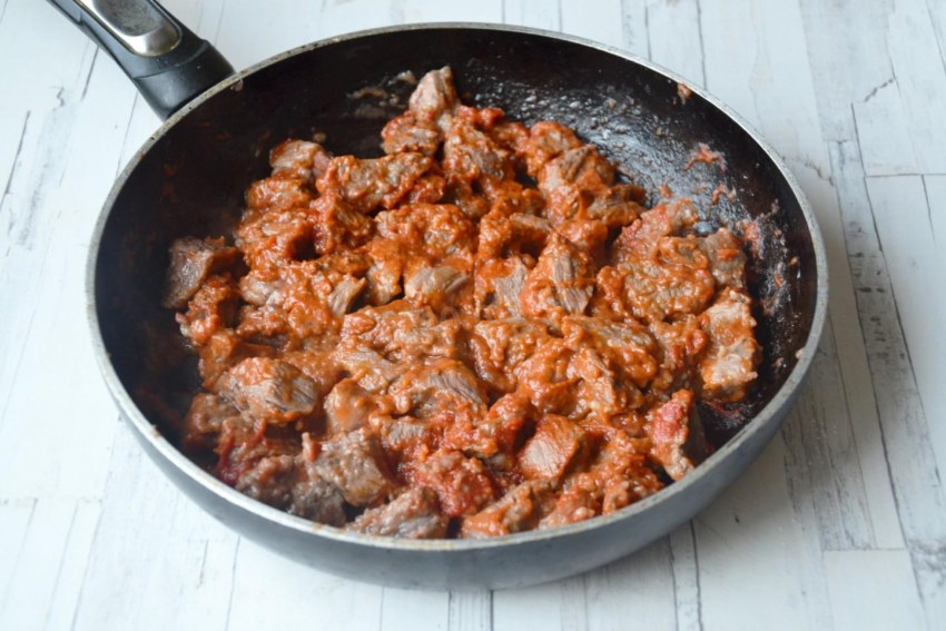 Гуляш с гречкой