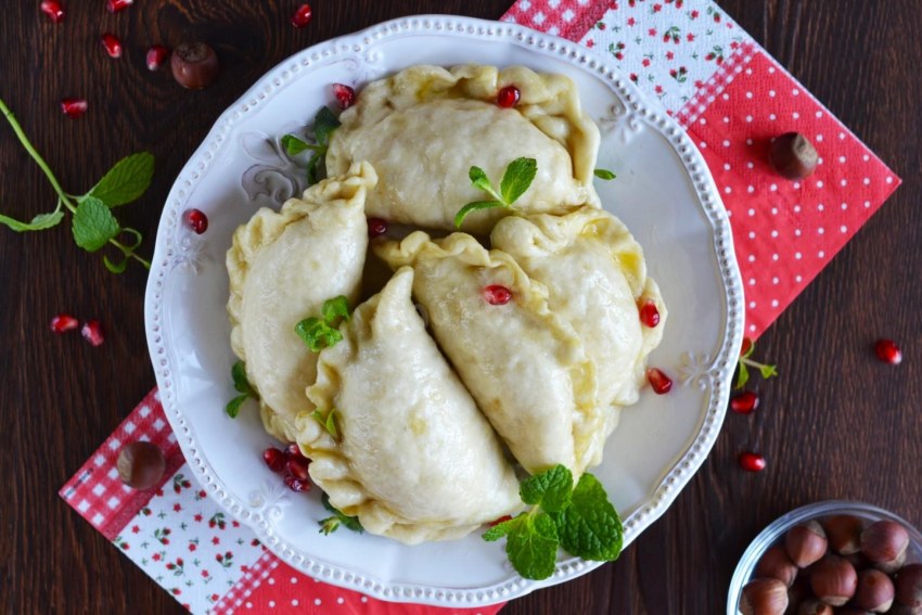 Вареники с творогом и чесноком зеленым