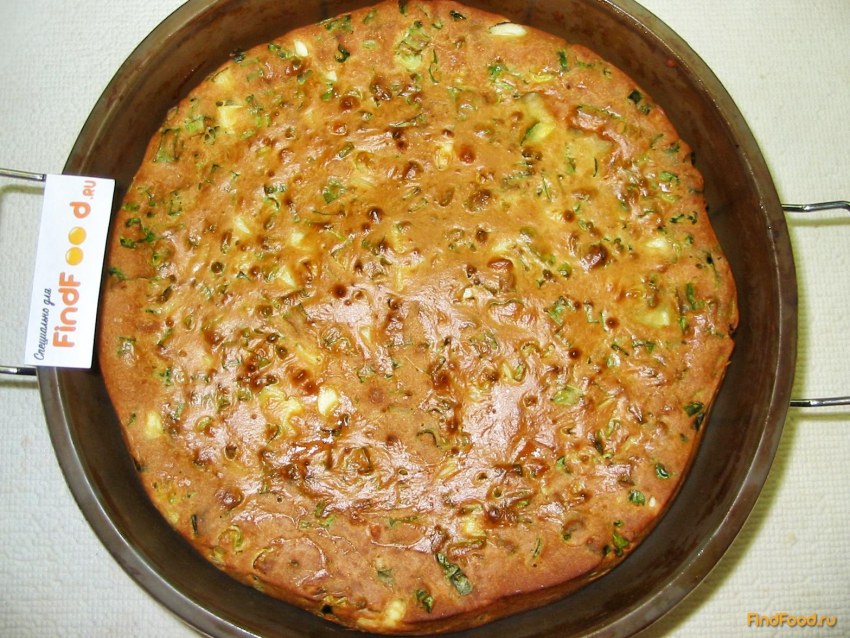 Открытый пирог с зеленым луком и яйцом