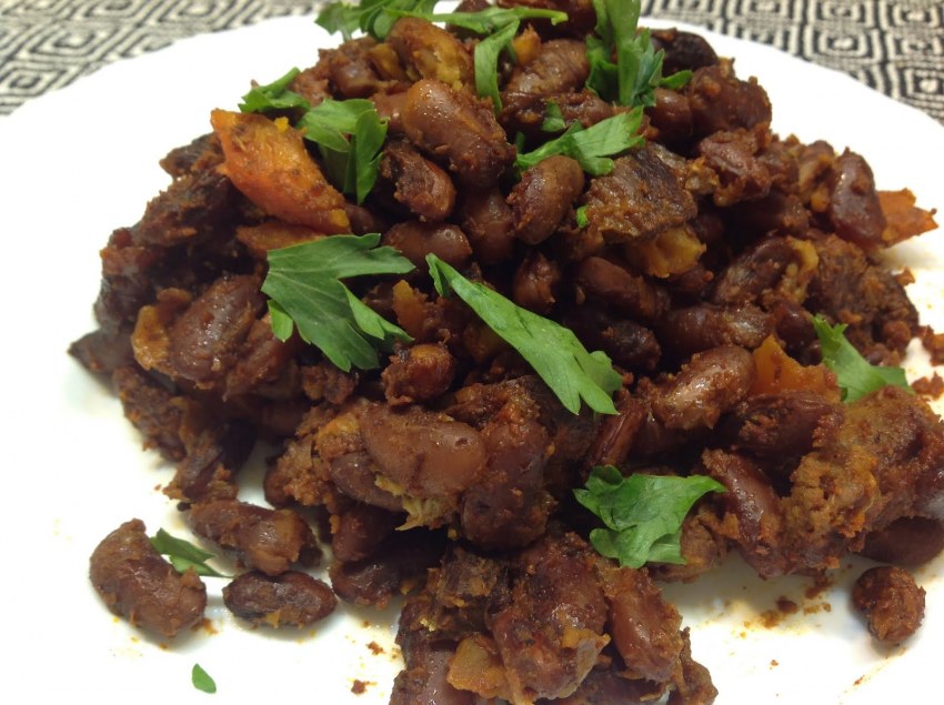 Тушеное мясо с солеными огурцами