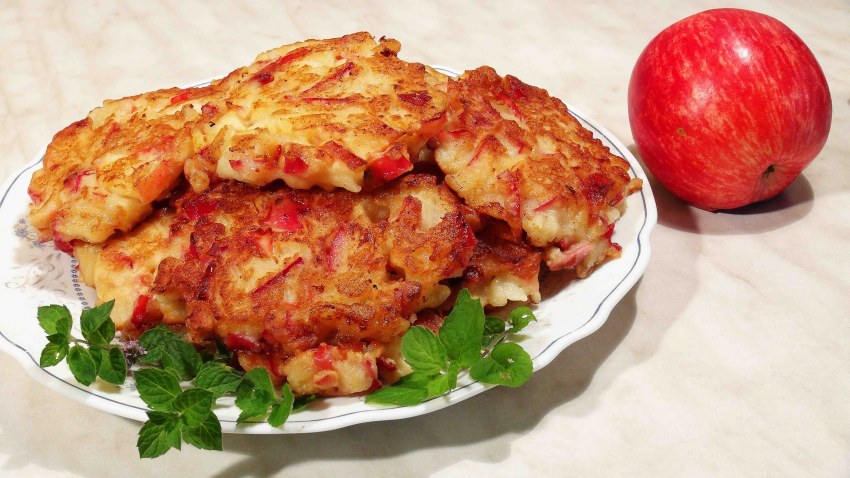 Деруны с яблоками