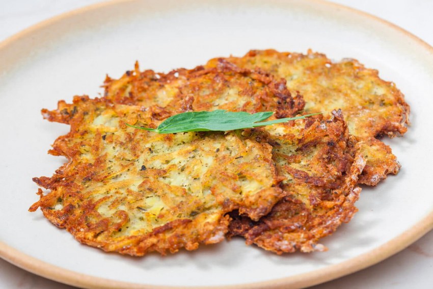 Оладьи с орехами и яблоками