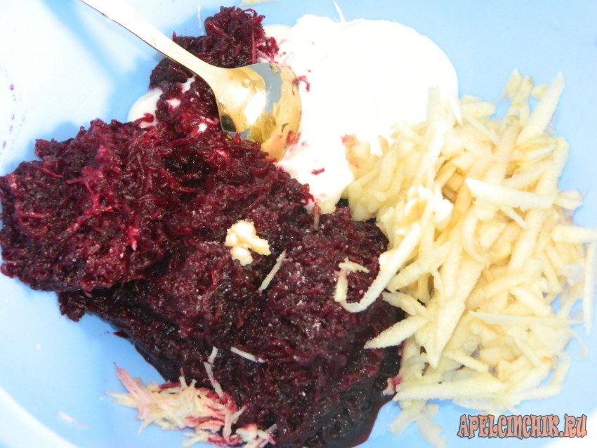 Салат из свеклы и яблока с чесноком