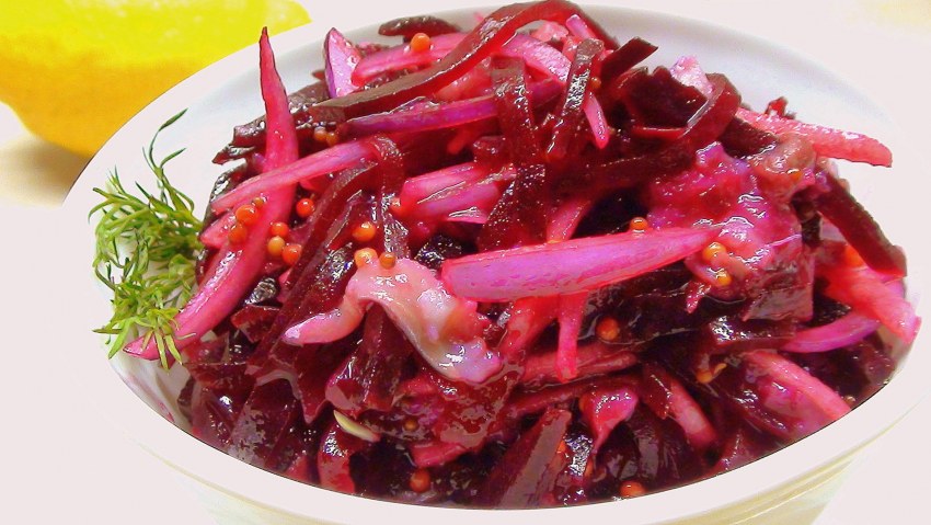 Салат с соленой капустой и свеклой