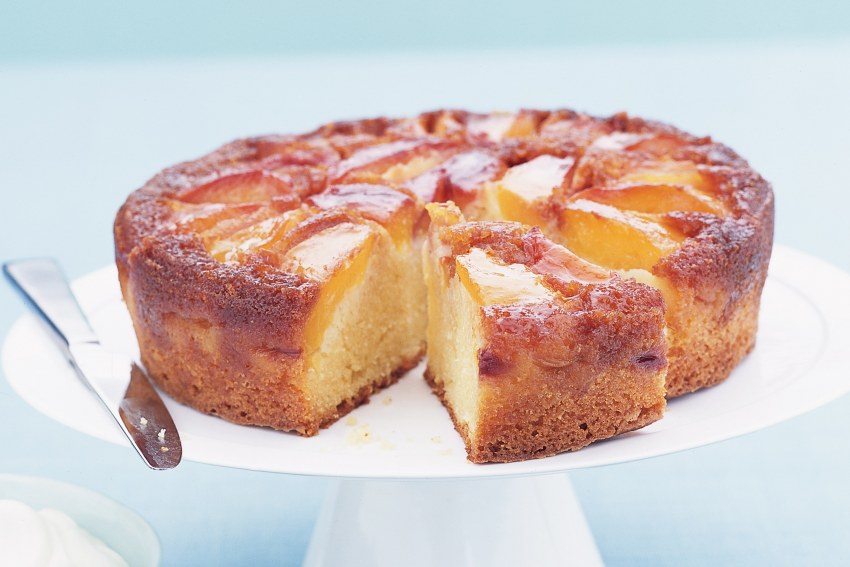 Шарлотка с орехами и яблоками