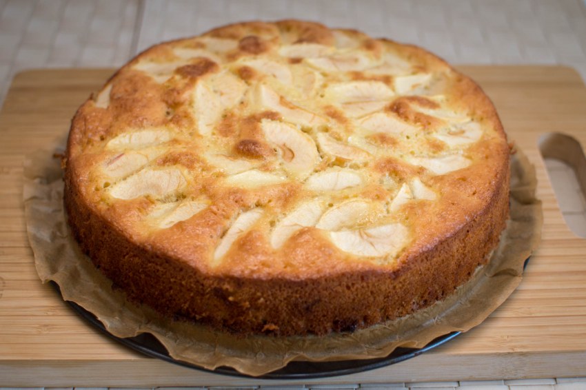 Шарлотка с яблоками домашняя