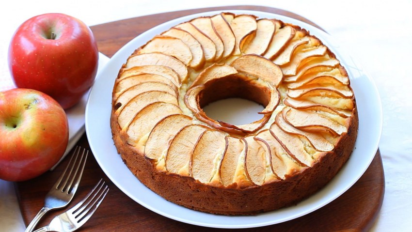 Шарлотка с круглыми яблоками