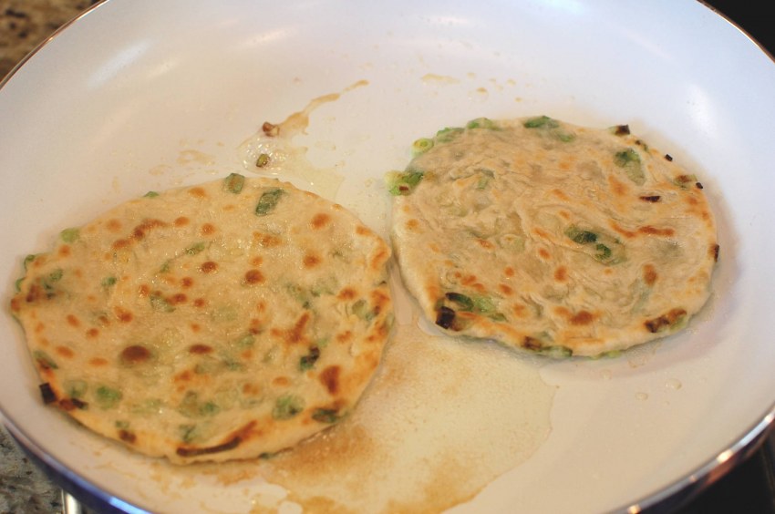Лепешки с зеленым луком и яйцом