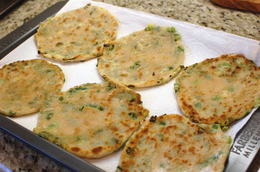 Лепешки с яйцом и луком