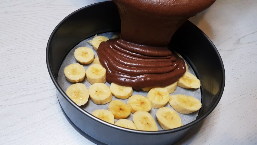 Заливной шоколадный пирог с бананами