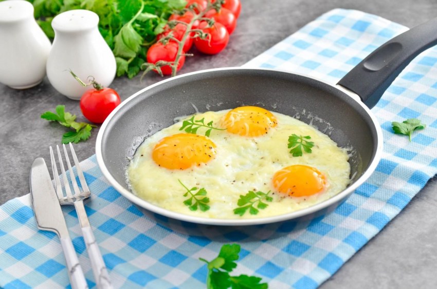 Омлет с беконом и сыром