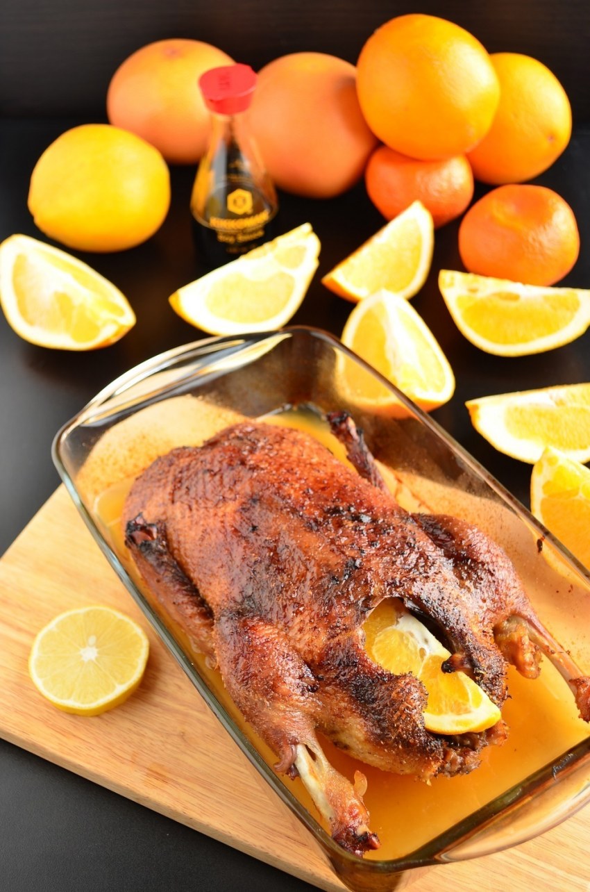 Утка с апельсинами и яблоками и медом