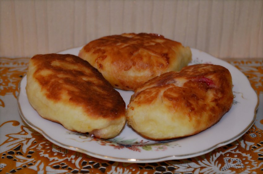 Пирожки жареные на тарелке