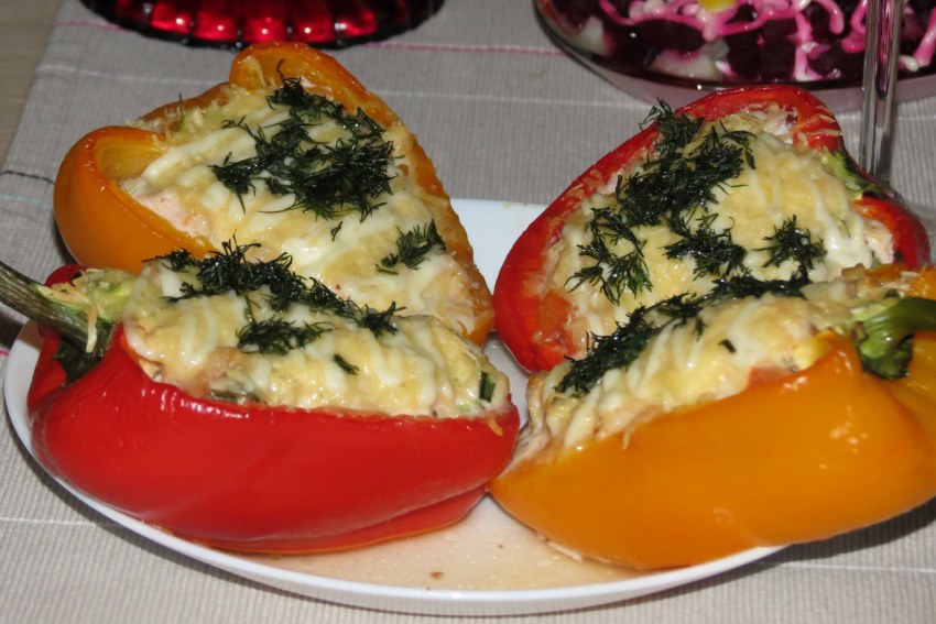 Фаршированные половинки перца