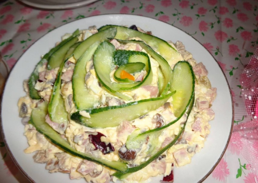 Салат изумрудный с шампиньонами