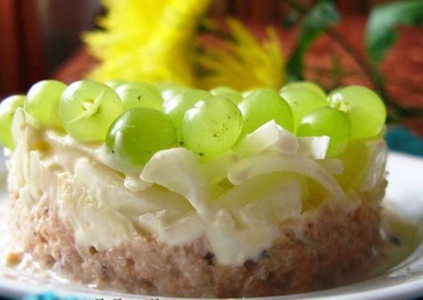 Салат Тиффани с курицей и виноградом