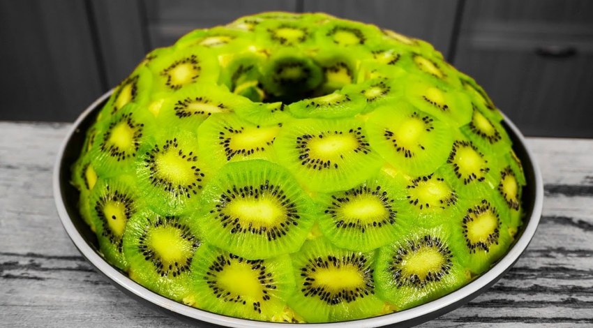 Изумрудный салат с киви и курицей