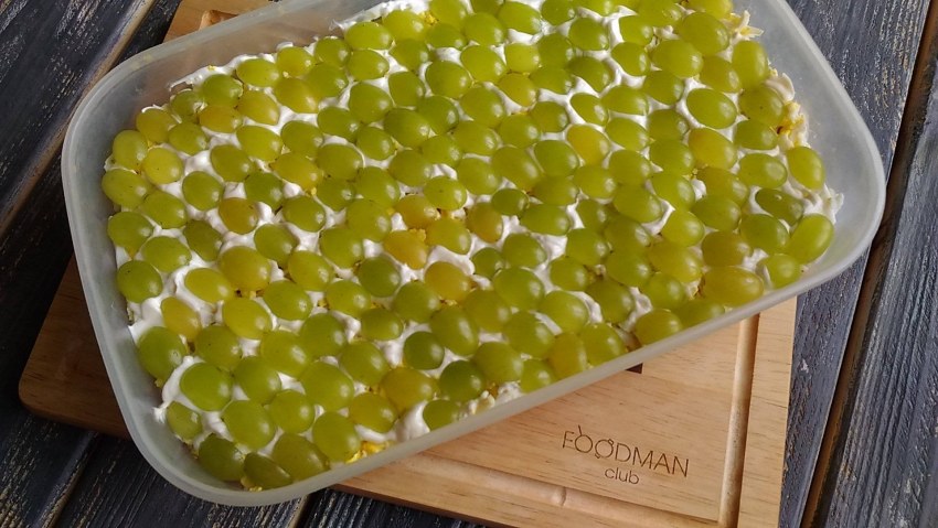 Салат каприз с курицей