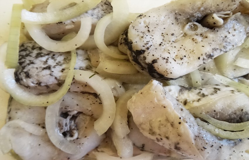 Щука соленая с луком