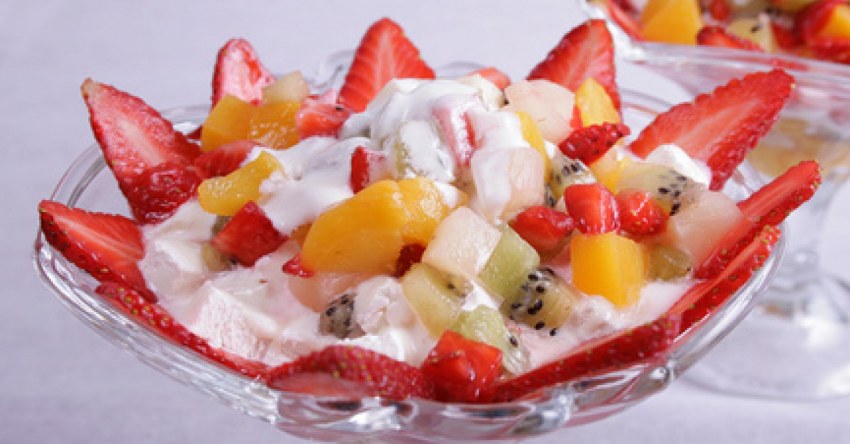 Салат из фруктов с клубникой