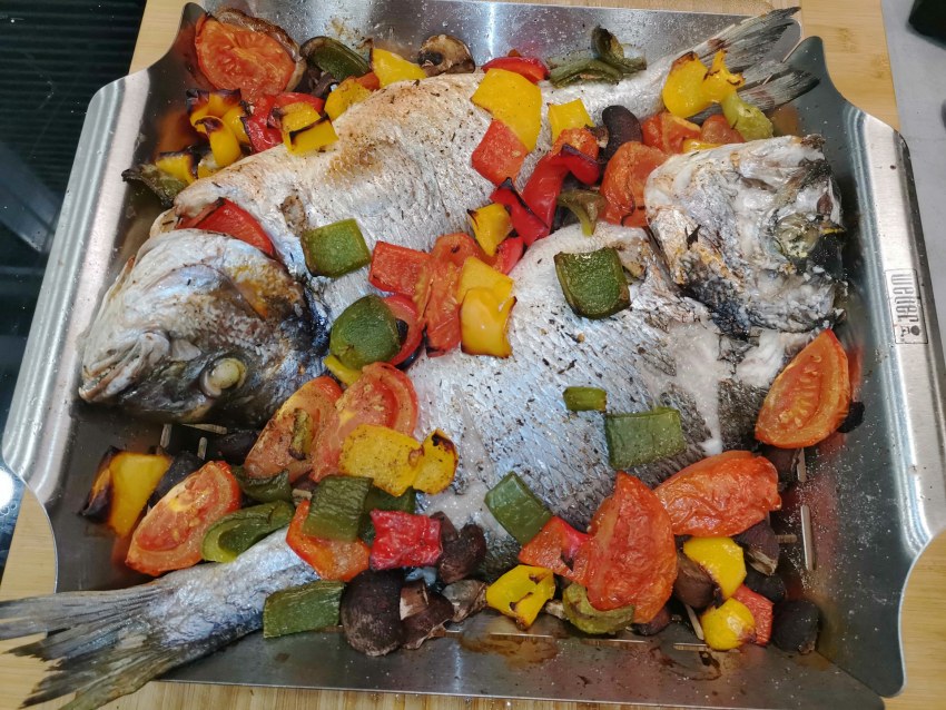 Дорадо с овощами в духовке