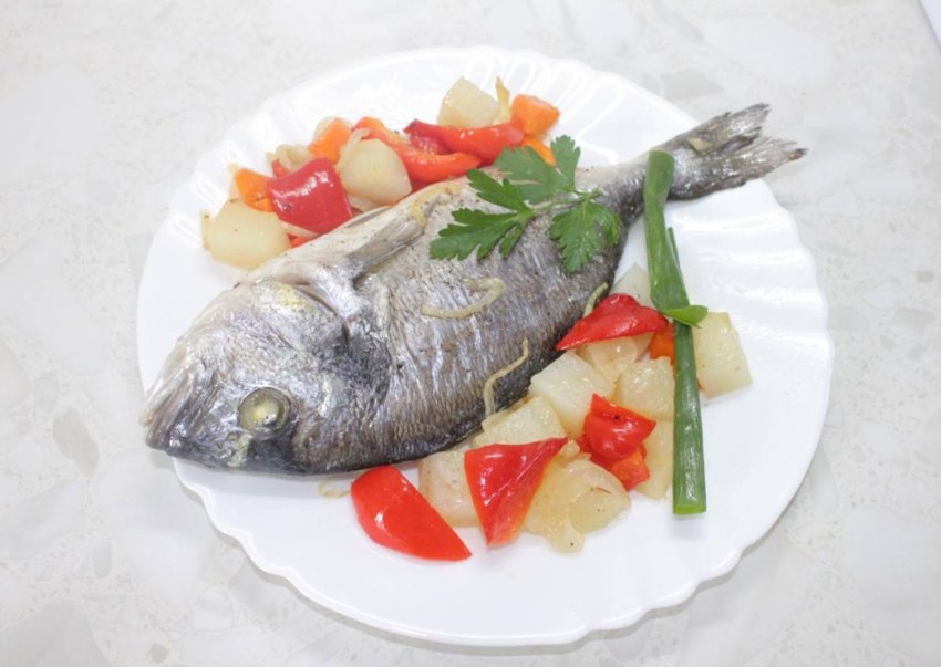 Дорадо запеченная с овощами