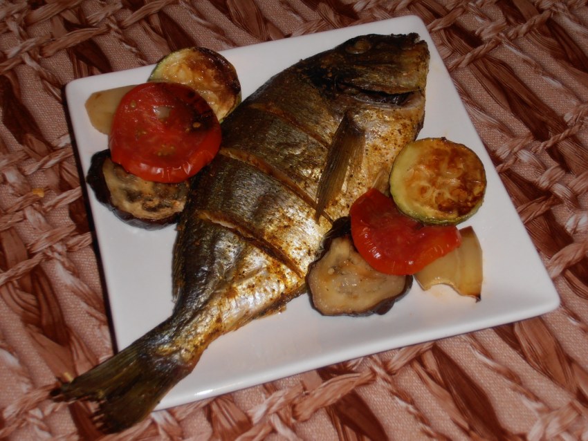 Дорадо запеченная с овощами