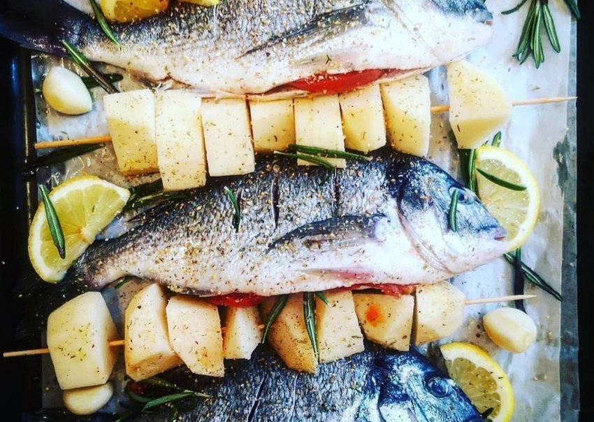Дорадо фаршированная овощами