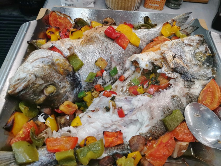 Дорадо запеченная с овощами