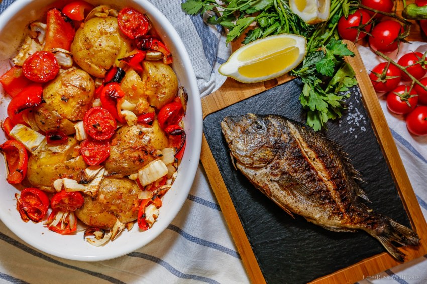 Дорадо запеченная с овощами
