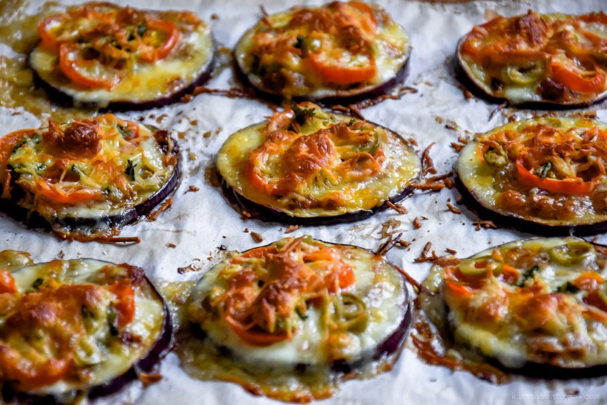 Булочка с баклажаном и помидором
