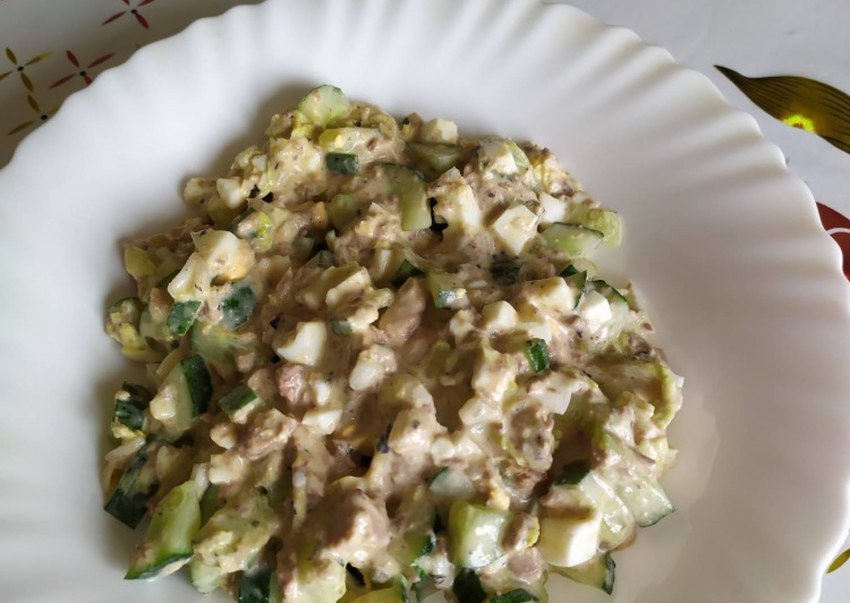 Салат с сайрой консервированной и яйцами и огурцом