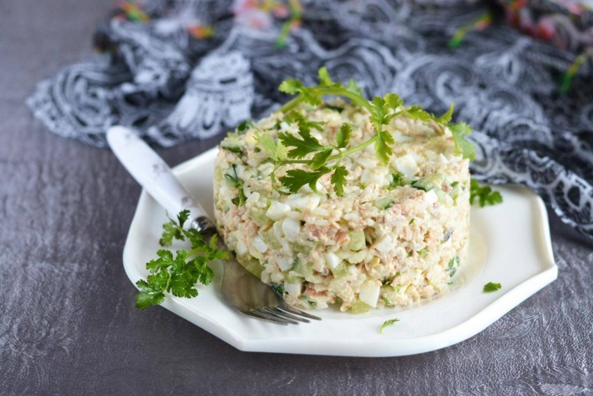 Салат с горбушей рисом и яйцом