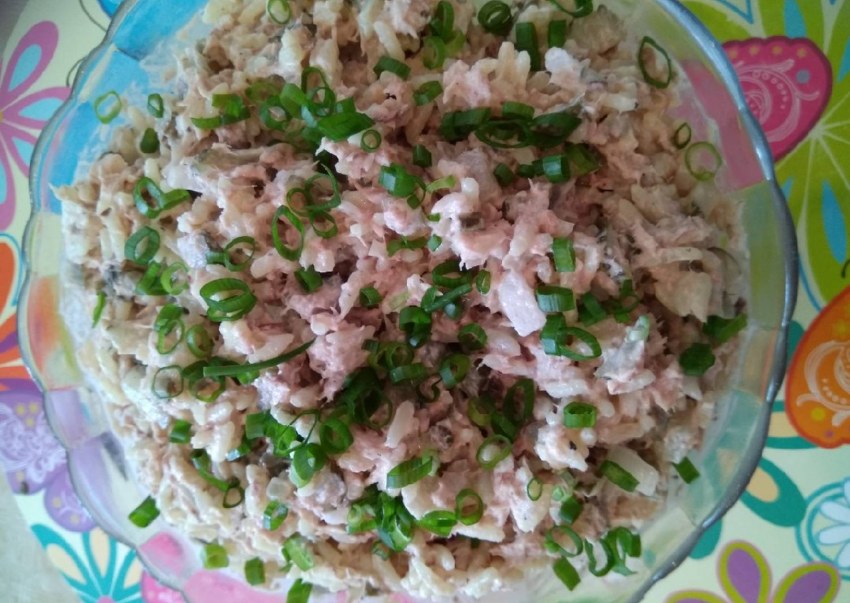 Салат с рыбной консервой и рисом