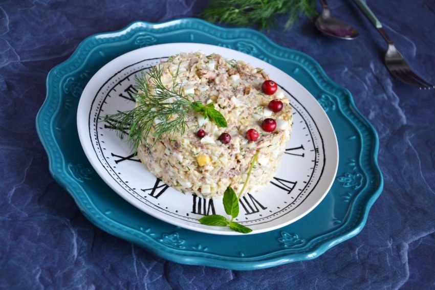 Салат с рисом и сайрой